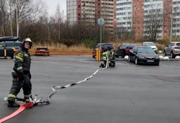 Серпуховские пожарные потушили авто на парковке
