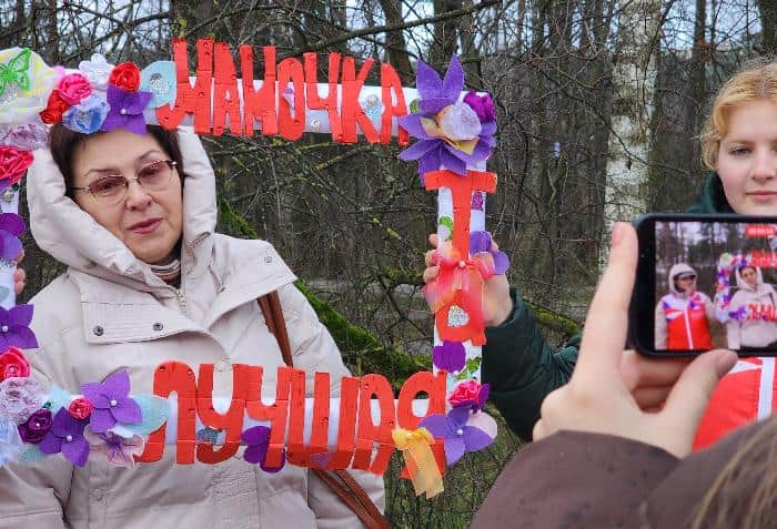 Протвинские волонтеры наградили мам шоколадными медалями