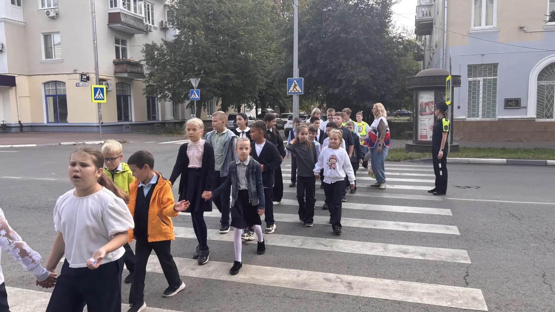 Серпуховские школьники прошли по улицам с инспекторами ГИБДД