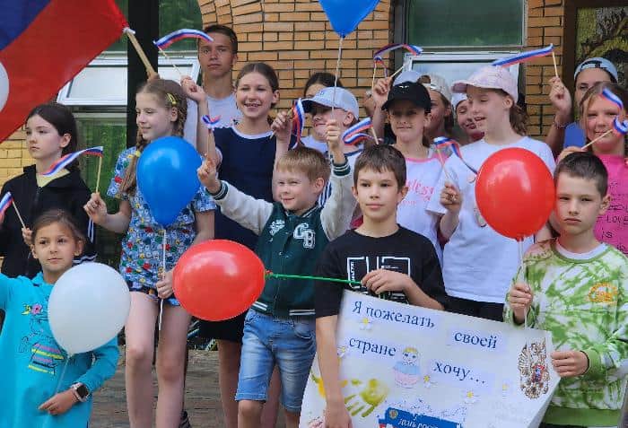 В Протвино дети провели креативный флешмоб ко Дню России