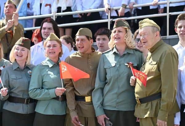 Более 500 человек вместе спели «День Победы» в Пролетарском и Серпухове