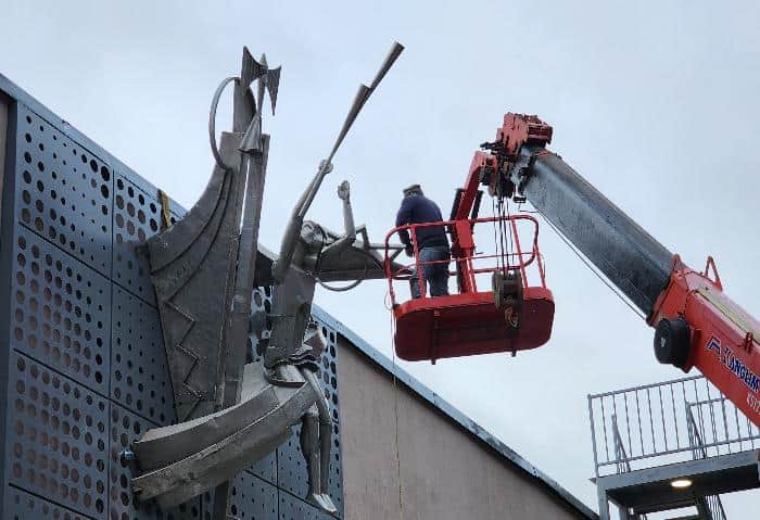 Скульптура «Через тернии к звездам» снова украшает ДК «Протон» в Протвино