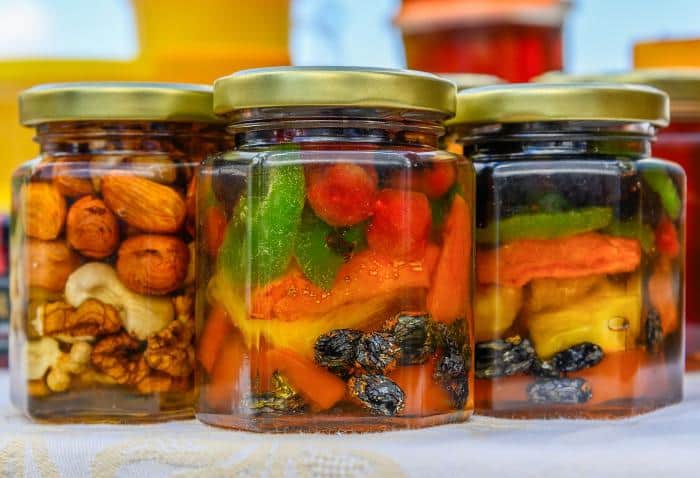 Осторожно, ботулизм: медики напомнили, какие продукты опасно закрывать в герметичные банки
