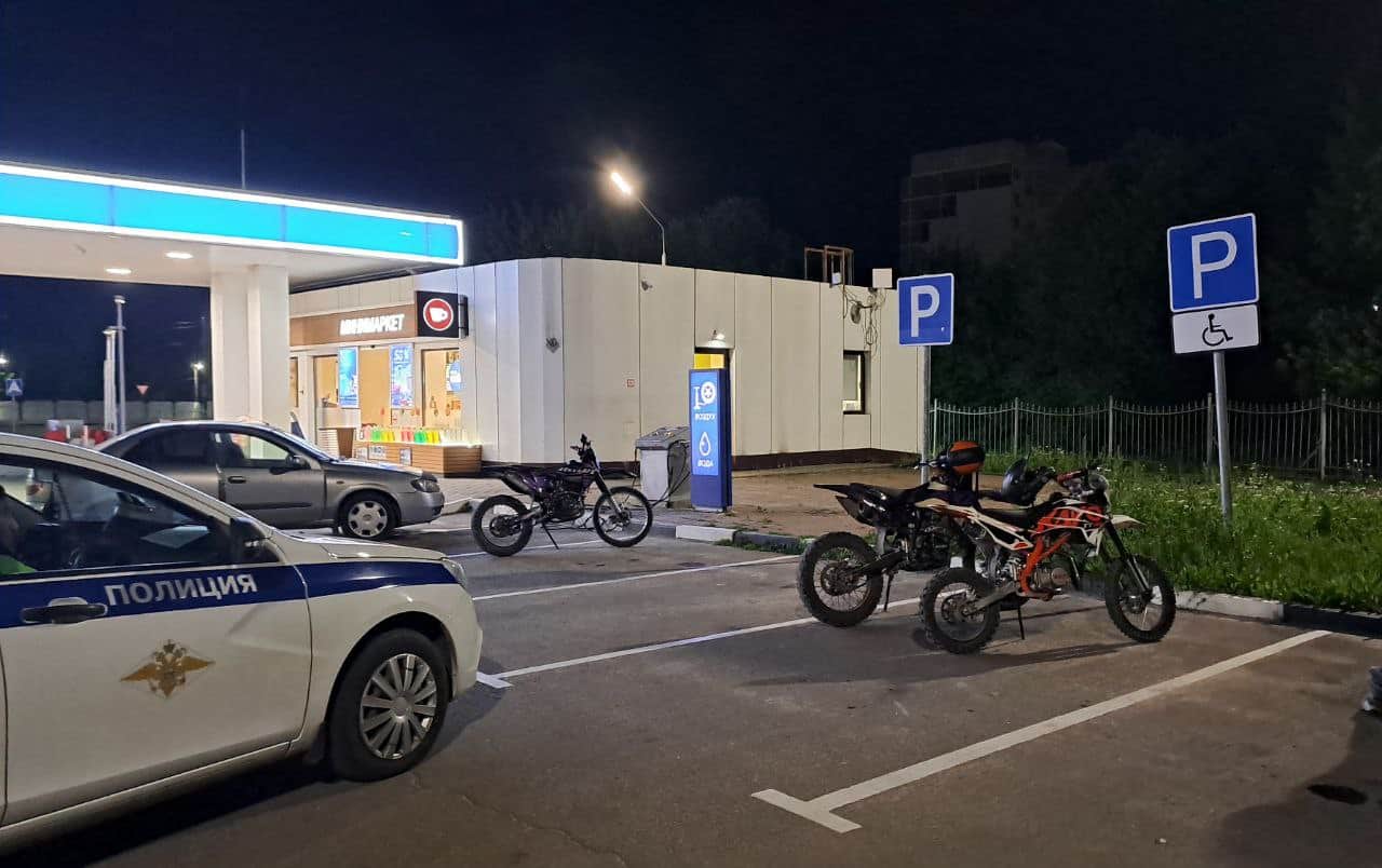 Госавтоинспекция Серпухова задержала малолетних питбайкеров на АЗС