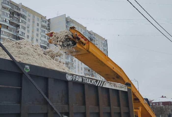 97 единиц техники и 250 рабочих в Серпухове заняты на вывозе снега