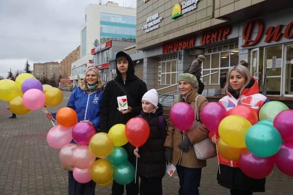 Серпуховские мамы получили поздравления с воздушными шарами на Юбилейной площади