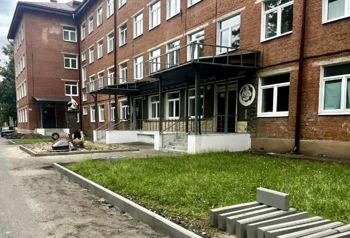 Территорию Серпуховского роддома благоустраивают
