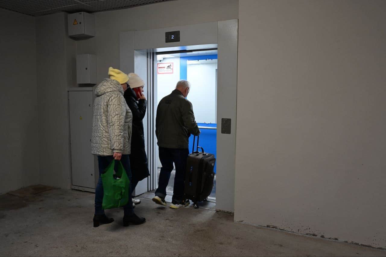 На новом мостовом переходе через железную дорогу начали работать три лифта