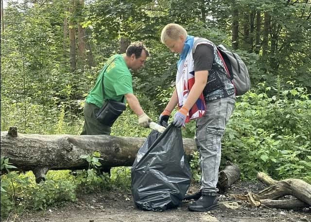 Школьники и студенты убрали мусор в городском бору