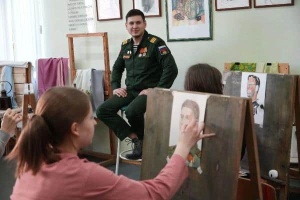 «Портрет героя» рисовали в школе имени Бузовкина⠀ ⠀ ⠀