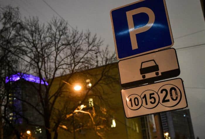 Мотоциклистам и электромобилям разрешили бесплатную праковку