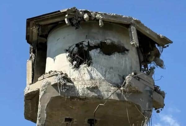 В Пролетарском снесли 100-летнюю водонапорную башню