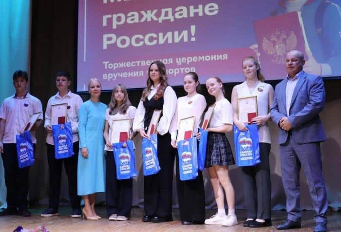 Семи пущинцам вручили первые паспорта в год 60-летия города