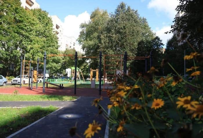 Шесть дворов благоустроили в Серпухове, ещё три — в работе