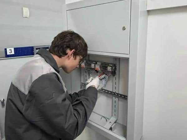 Будущие электрики из Серпухова сдали главный экзамен и получили дипломы