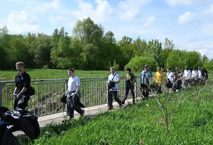 80 человек очистили в Серпухове от зимнего мусора берег Нары