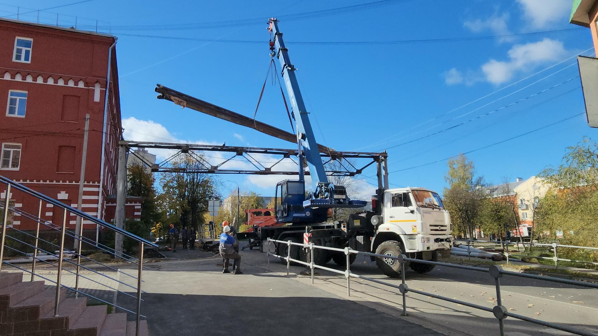 У ДК «Исток» в Серпухове убрали трубы теплотрассы над дорогой