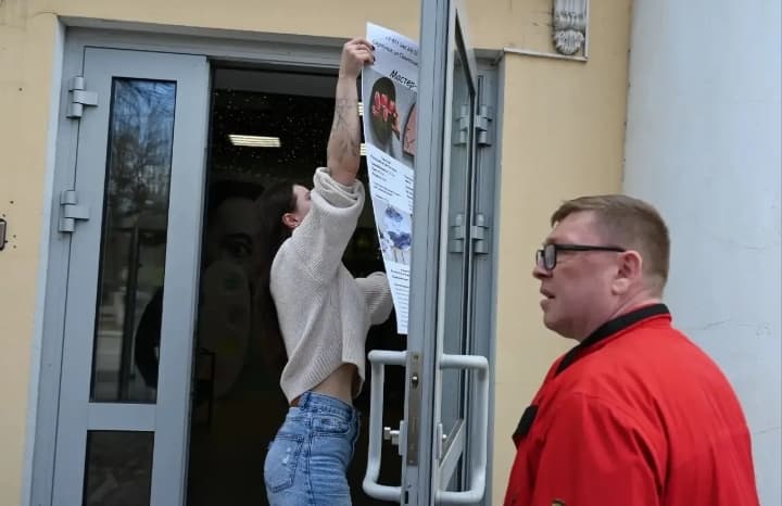 В Серпухове выявили незаконные рекламные конструкции на улице Советской