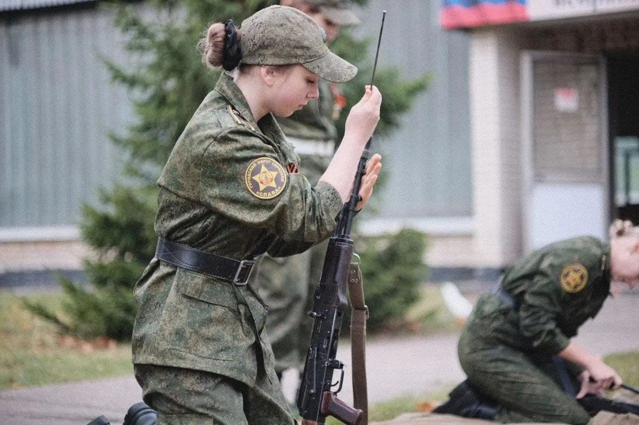 Серпуховские подростки прошли военную полосу препятствий в игре «Служу Отечеству»