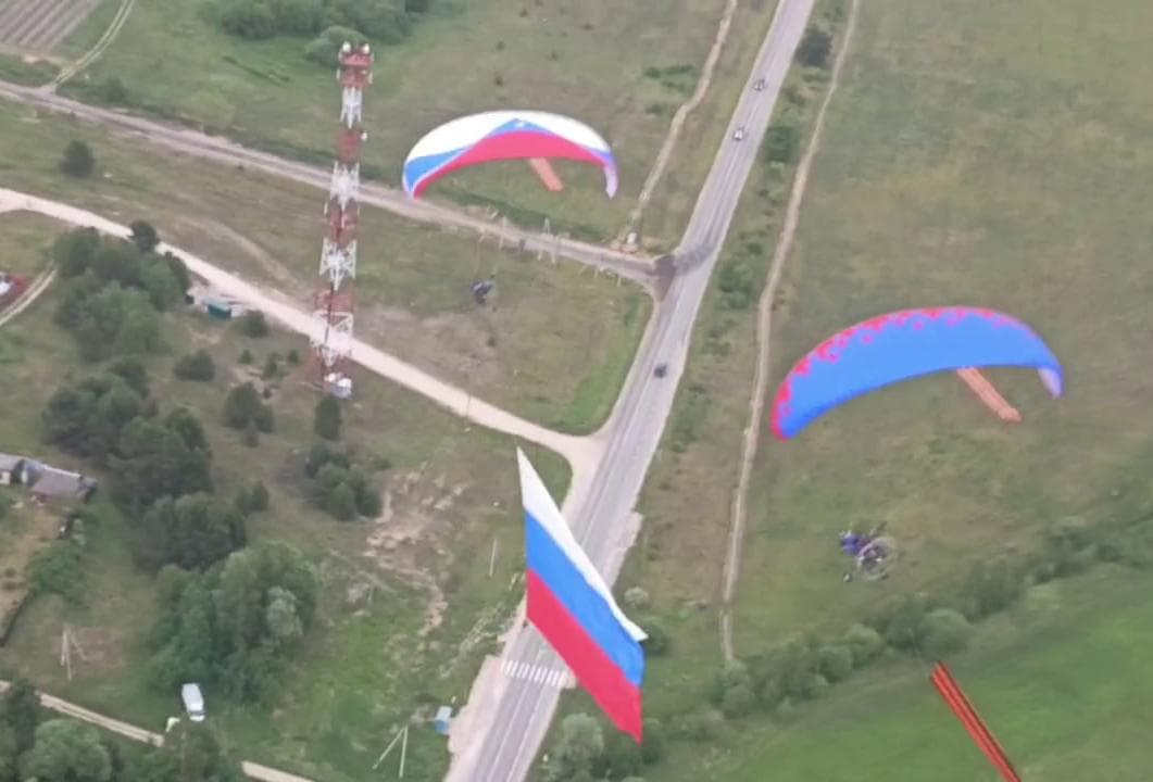 Большой триколор развернули над Серпуховом в День России