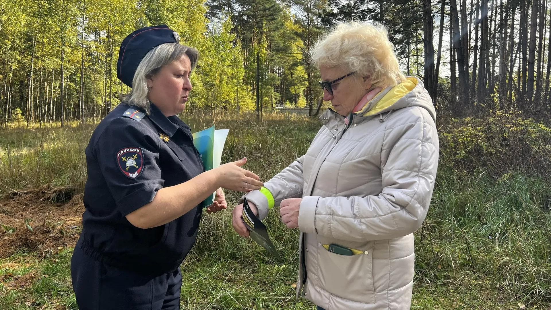 Пенсионерам Серпухова раздали браслеты, чтобы их видели за 200 метров