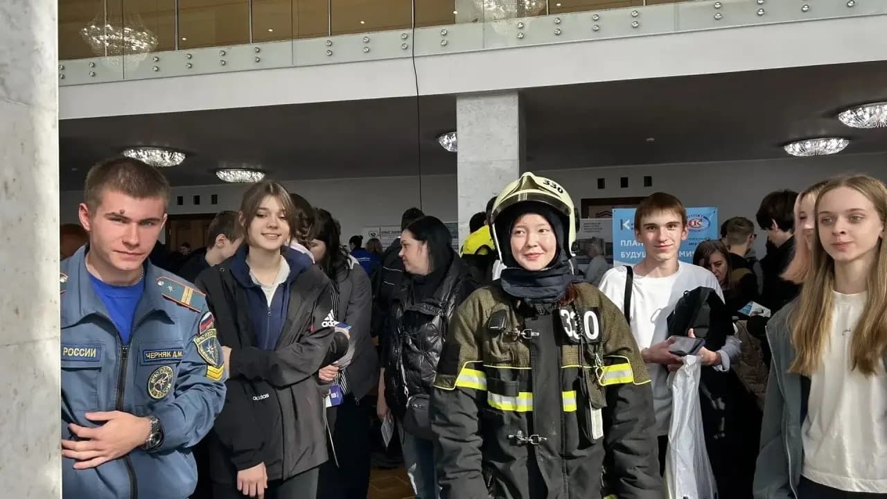 Надели «боёвку» и учились первой помощи: как школьники Серпухова примерили профессию спасателя