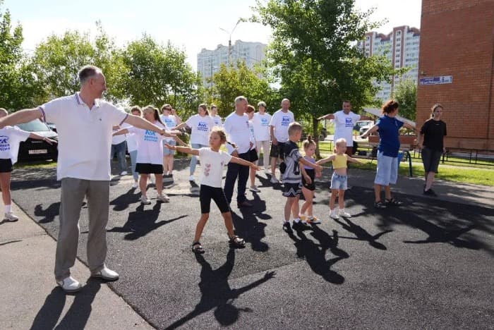 Чемпион мира провел зарядку в серпуховском дворе