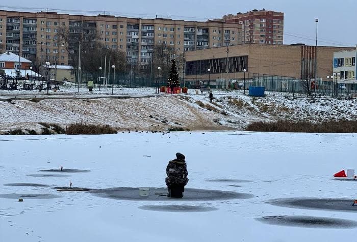 Экстремальные рыбаки в Серпухове выходят на лед вопреки всему