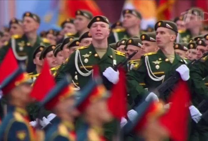 Серпуховские курсанты прошли по Красной площади в День Победы