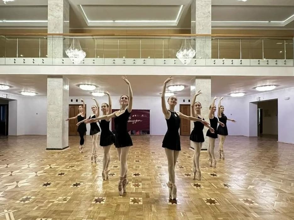 Зеркала в пол и новые двери: в ДК «Россия» завершили ремонт