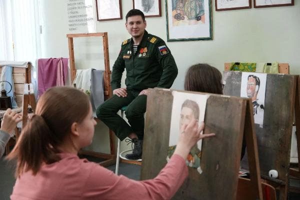«Портрет героя» рисовали в школе имени Бузовкина⠀ ⠀ ⠀