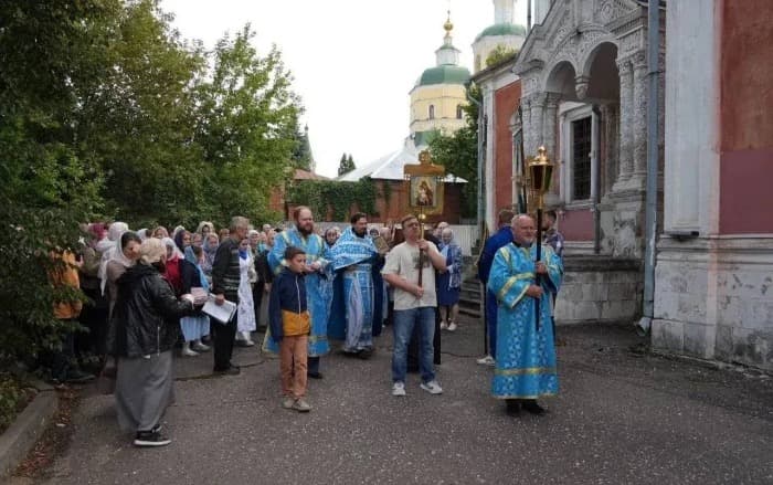 Сотни верующих прошли крестным ходом в Серпухове на Успение