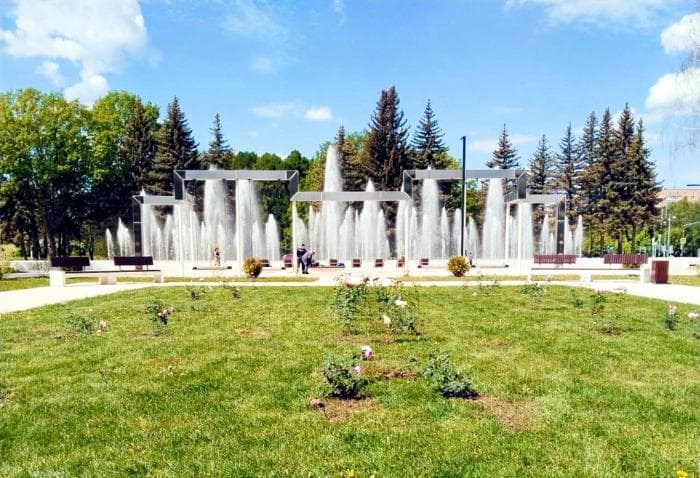 Пущино расцвело розами у фонтана
