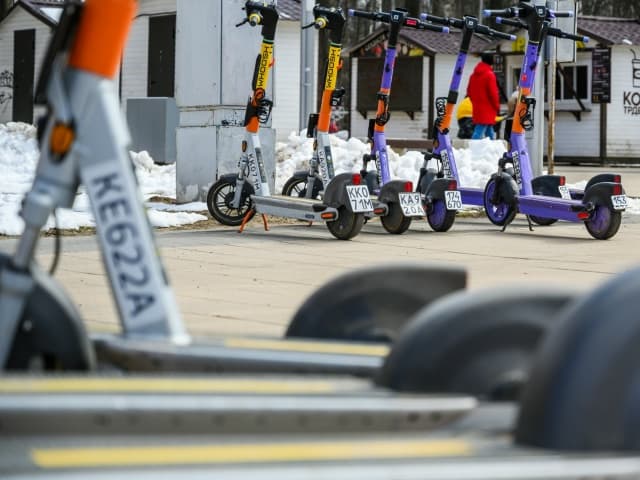 Самокаты вышли на улицы Серпухова раньше обычного