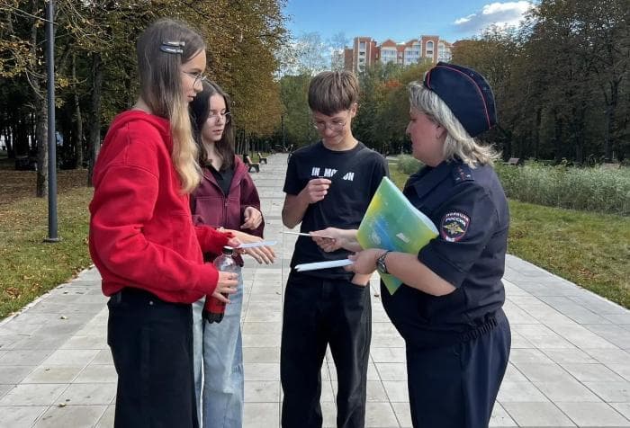 В Серпухове пешеходам предложили засветиться. Не в соцсетях, а на дороге