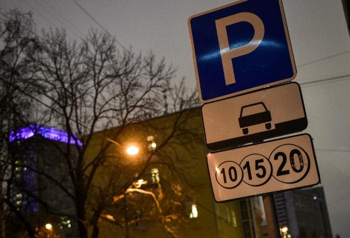 Мотоциклистам и электромобилям разрешили бесплатную праковку