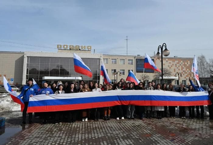 Студенты развернули огромный триколор на площади в Серпухове