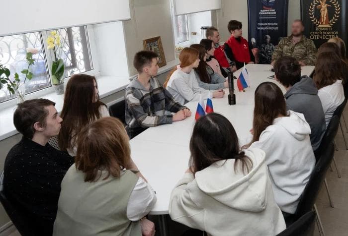 Боец с позывным «Ровный» встретился со студентами в Серпухове