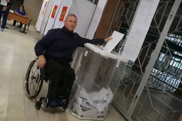 Депутат Вольховский проголосовал в третий день выборов