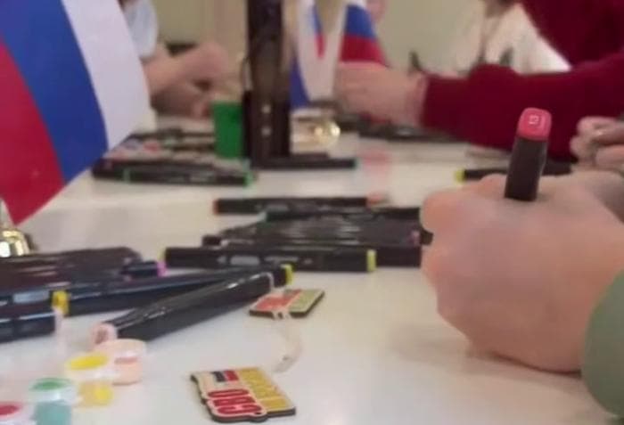 Студенты-медики и школьница смастерили обереги для бойцов в Серпухове