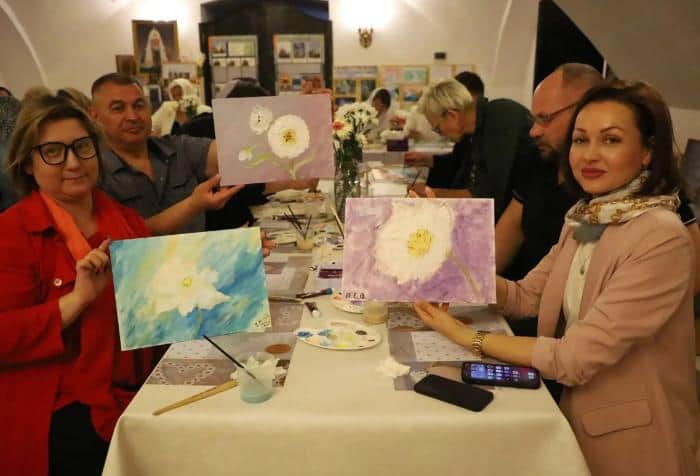 Медики Серпухова взялись за кисти, чтобы помочь детям