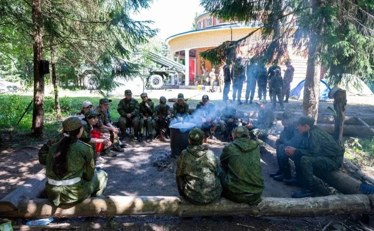 В деревне Станки 40 подростков проходят суровую школу выживания