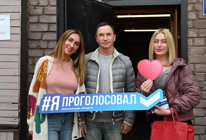 Президент Института инженерной физики пришёл на выборы с дочерью, которая голосовала впервые