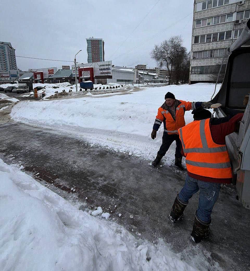 В Серпухове продолжают очищать дороги и вывозить снег
