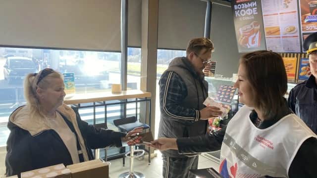 Сотрудники Госавтоинспекции Серпухова проводят профилактику на АЗС
