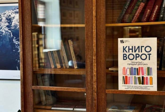 Книжный шкаф в музейном кафе Серпухова срочно нуждается в пополнении