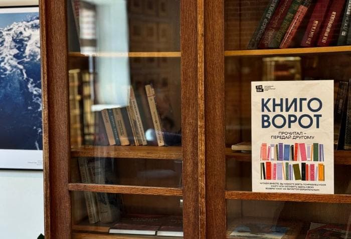 Книжный шкаф в музейном кафе Серпухова срочно нуждается в пополнении
