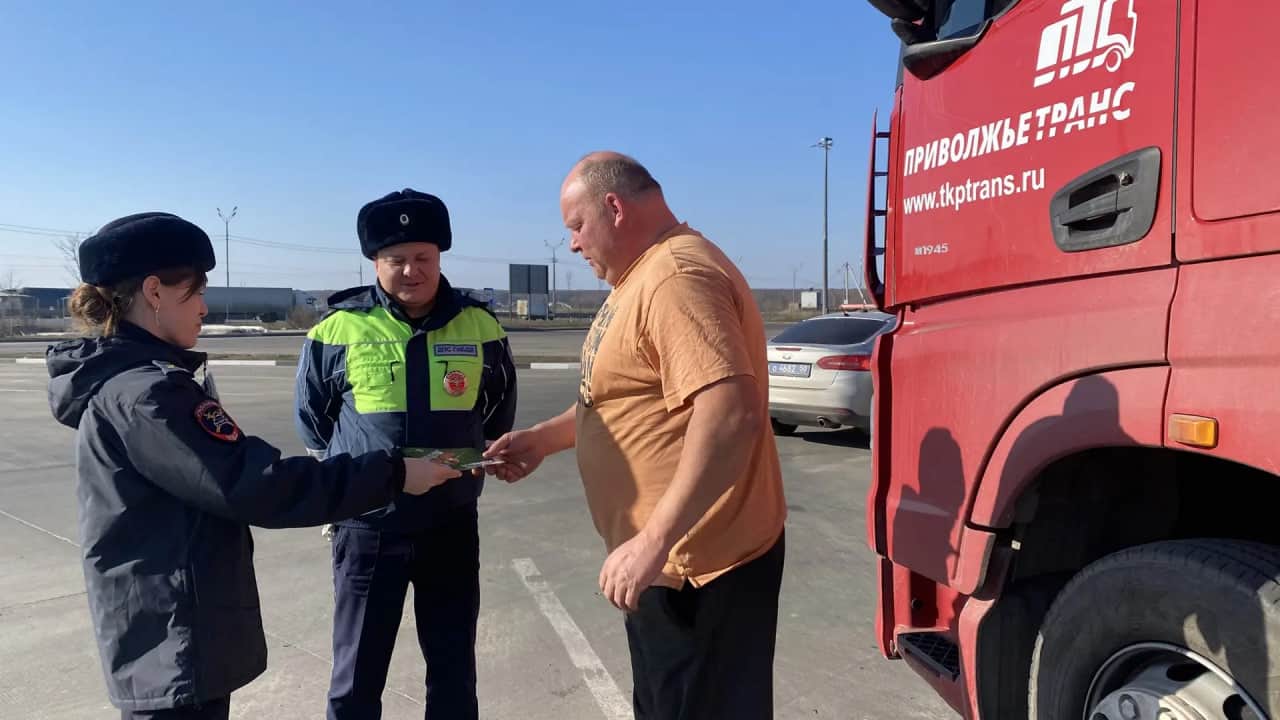 Автоинспекторы встретились с водителями большегрузного транспорта