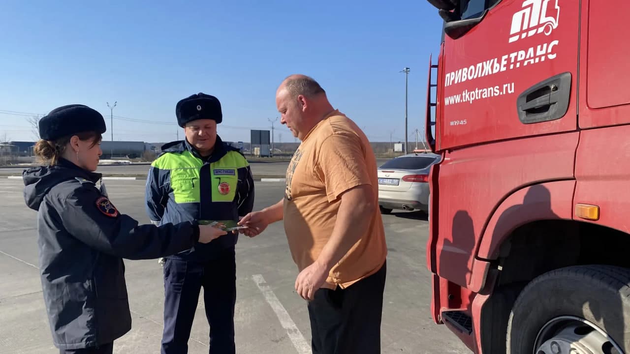 Автоинспекторы встретились с водителями большегрузного транспорта