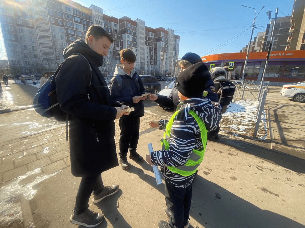 Автоинспекторы Серпухова контролируют пешее передвижение школьников